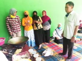 Pelatihan Peyek Kacang Kampung KB Ngasem Kidul